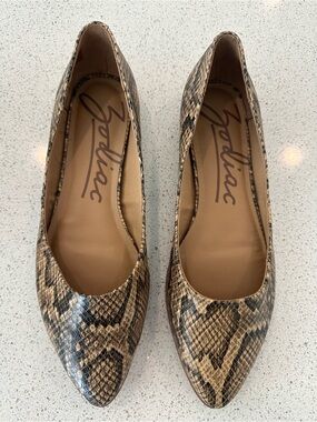 Zodiac pointed toe flat women’s shoe. Size 8. Neutral tones and black. NWT.